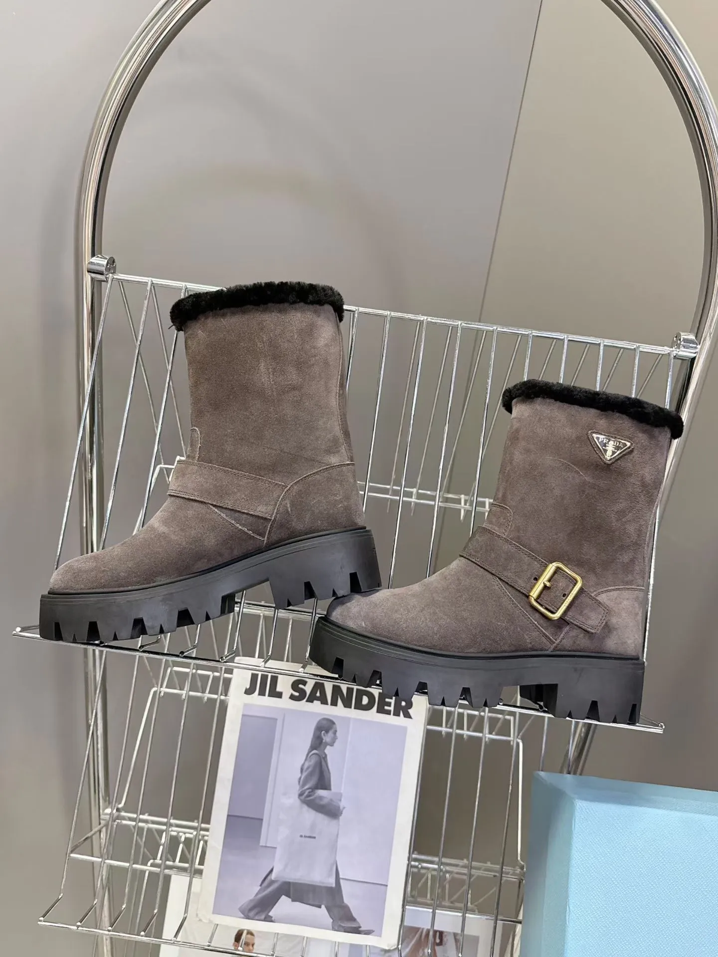 👟👟Ex-factory price 660👟👟 PRADA Prada's latest fall and winter triangular logo slip-on furry boots. There are many celebrities and Internet celebrities. A series that cannot be bought in winter. It is definitely this year's big hit. It is very good-looking. Simple upper design. Highly brand-recognizable triangle logo embellishment. Full of details. The upper foot is large and slim, and the legs are slim. This piece is just right. The outsole height is 5CM, which can instantly increase your height. It is a perfect tool for heightening. The whole series uses a variety of imported materials: polished and waxed calf leather, high mercerized cow suede, real wool lining, super warm, original combined rubber foam outsole, light and comfortable, Size: 35-41 (40 41 customized, non-refundable) 3044